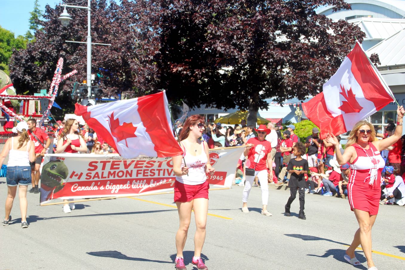 カナダの国旗を持った人が歩く