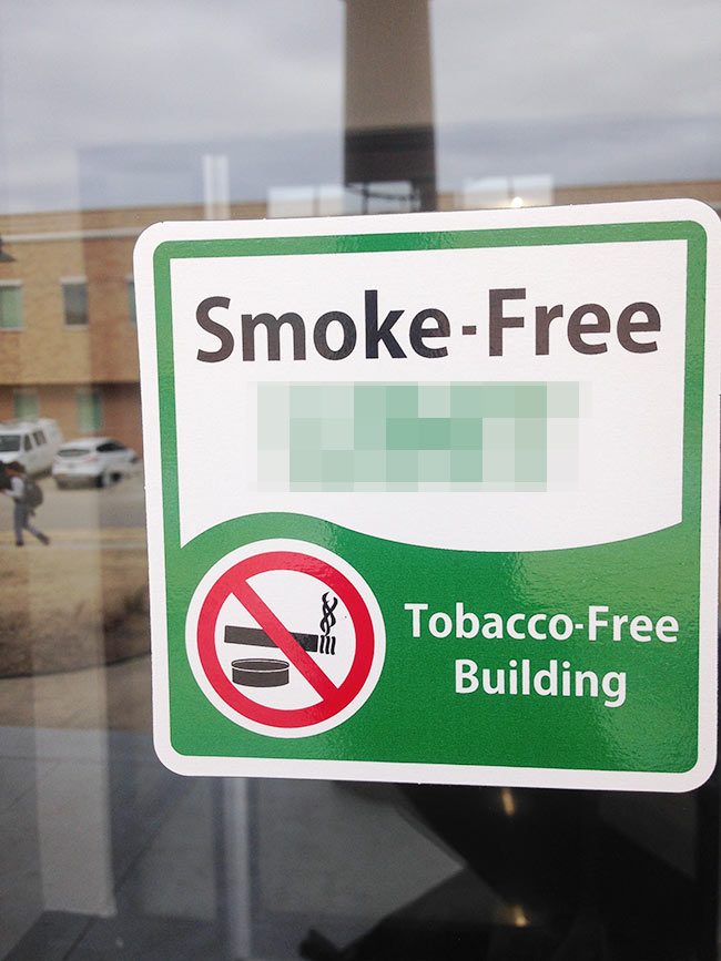 「smoke-free」の看板