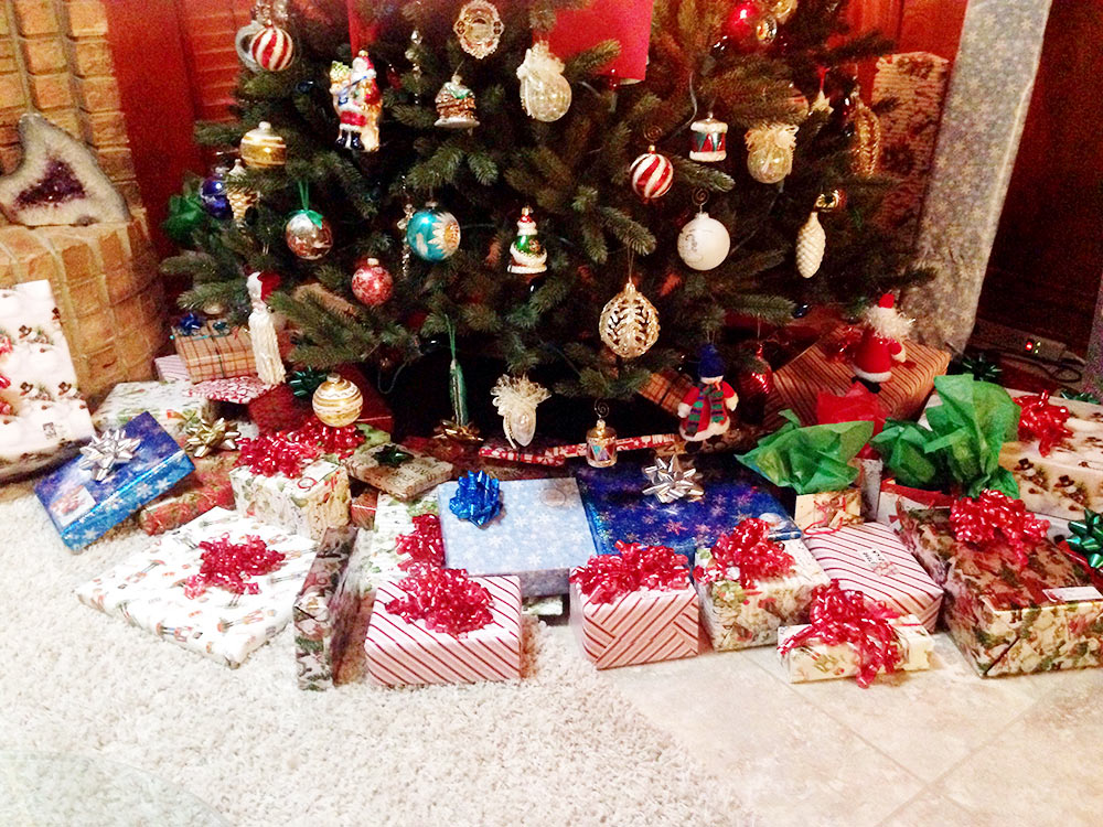 クリスマスツリーの下にプレゼントが置かれる