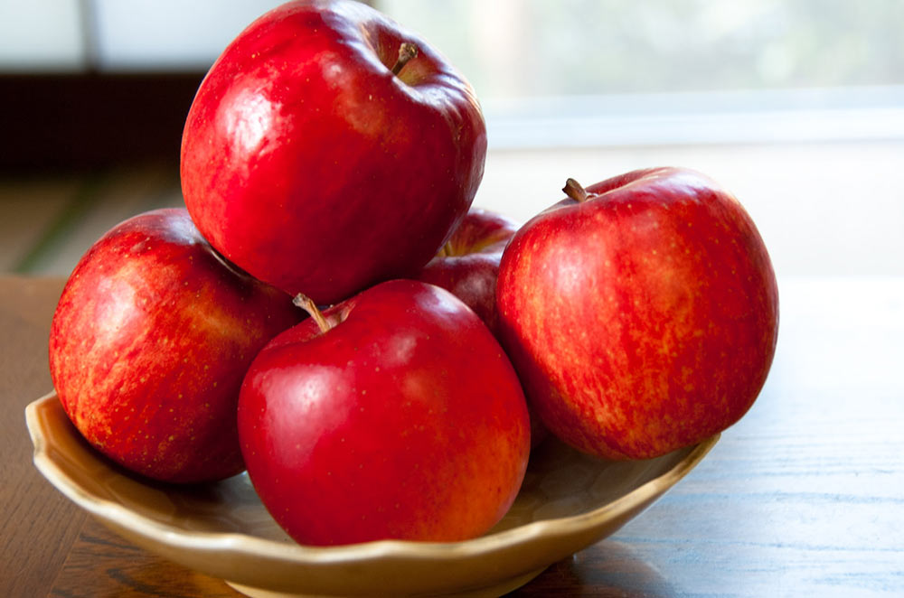 リンゴまるごとの場合は、数えられるので「apples」