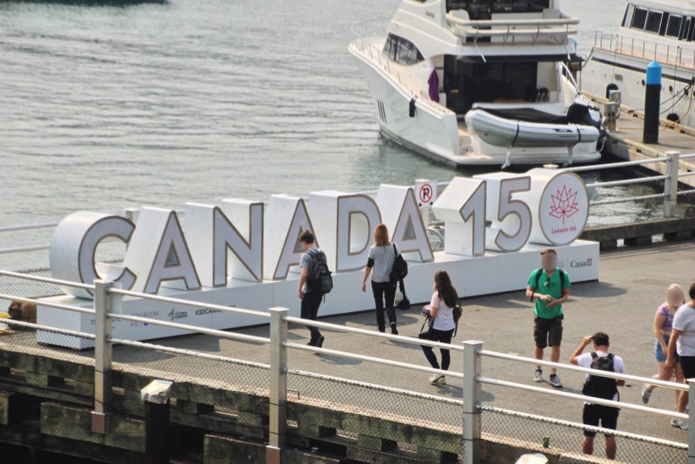 カナダ建国150年の記念の文字が見えます