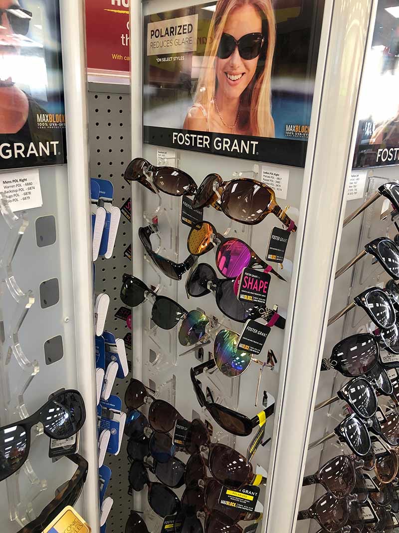 アメリカではお店の中でよく見かけるサングラスコーナー