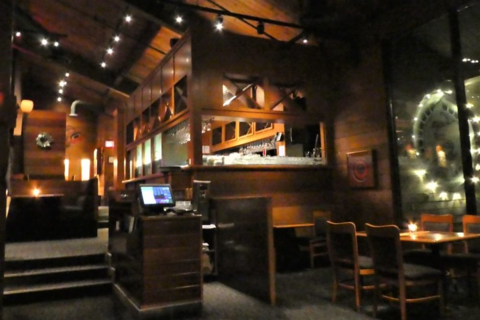 The Salmon House（サーモンハウス） バンクーバーの夜景とサーモンが楽しめるレストラン カナダ留学コンパス