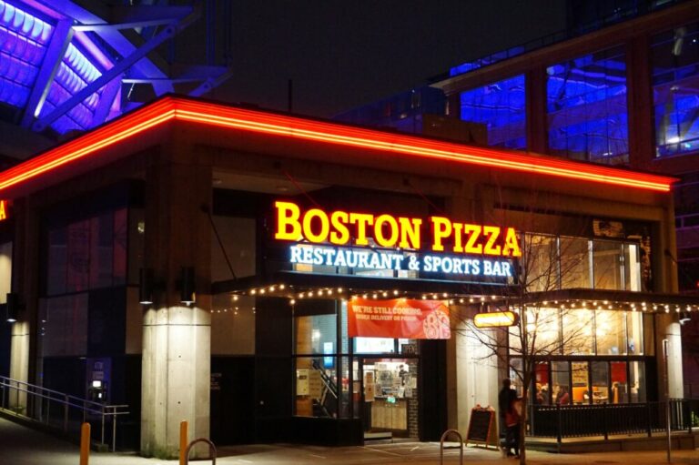Boston Pizza ボストン ピザ 北米で400店舗以上展開しているレストラン兼スポーツバー カナダ留学コンパス