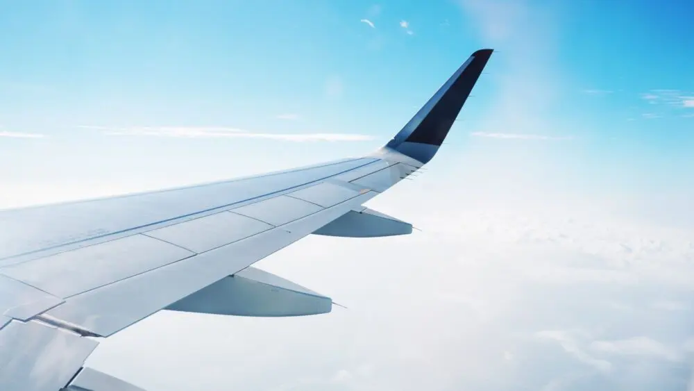 飛行機の翼イメージ