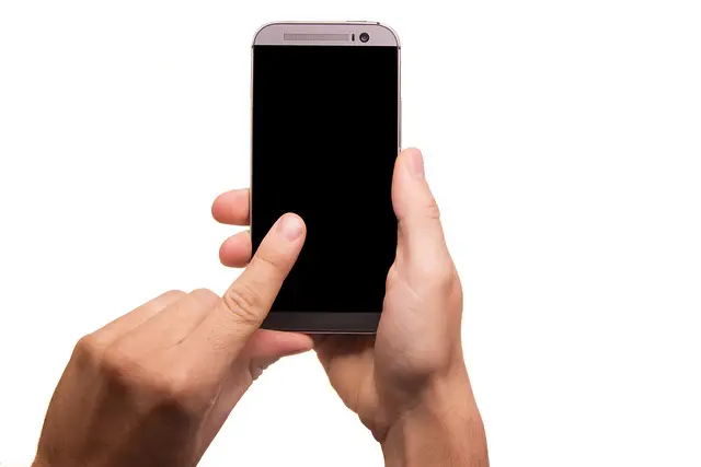 スマホを操作する人
