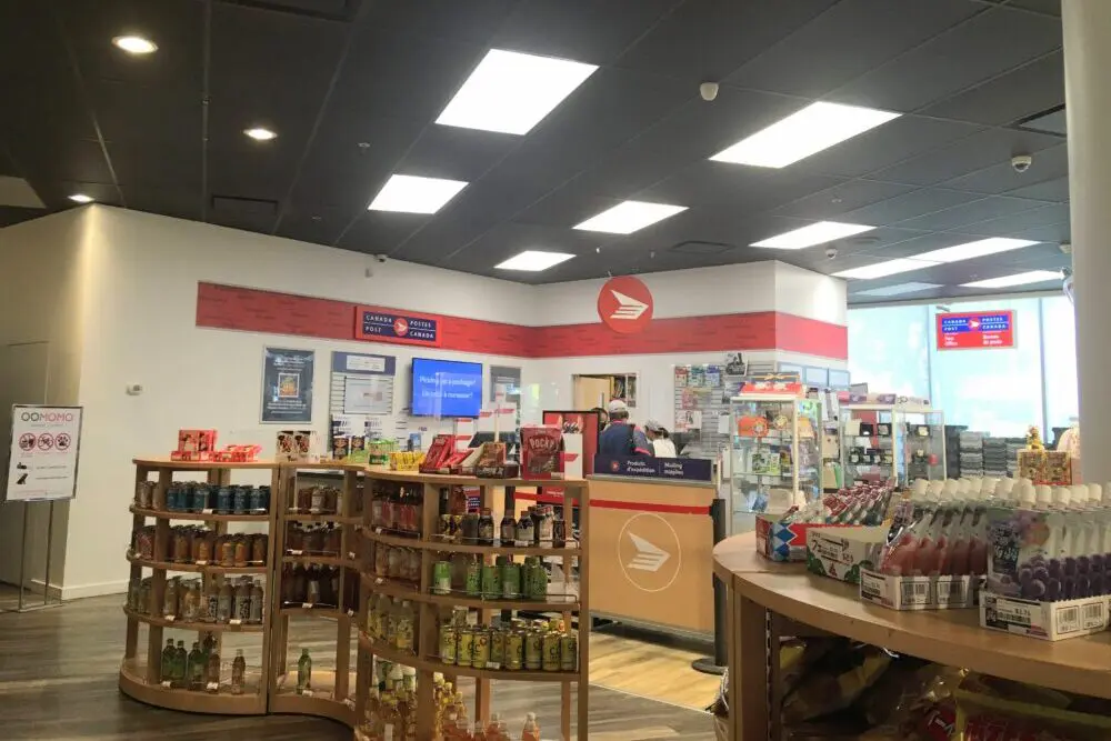 OOMOMOの中にあるCanada post窓口