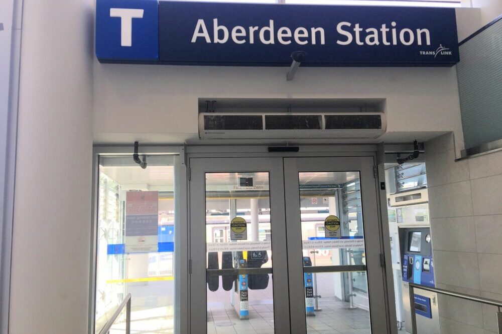 Aberdeen駅とアバディーンスクエアを結ぶ扉