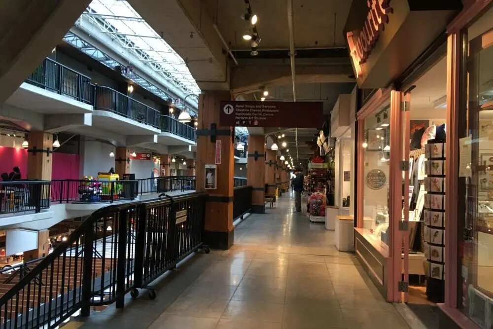 Lonsdale Quay Marketの2階