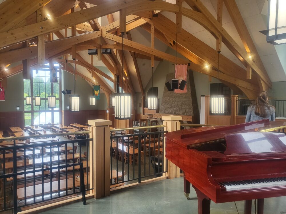 Shawnigan Lake School食堂のピアノ