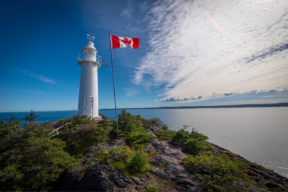 カナダの旗と灯台