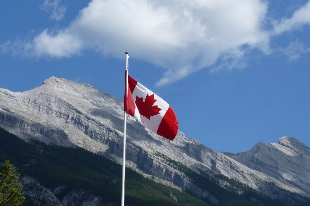 カナダ国旗と山