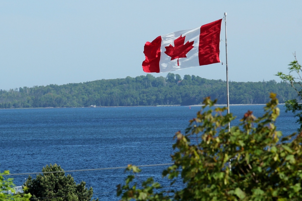 カナダ国旗と湖