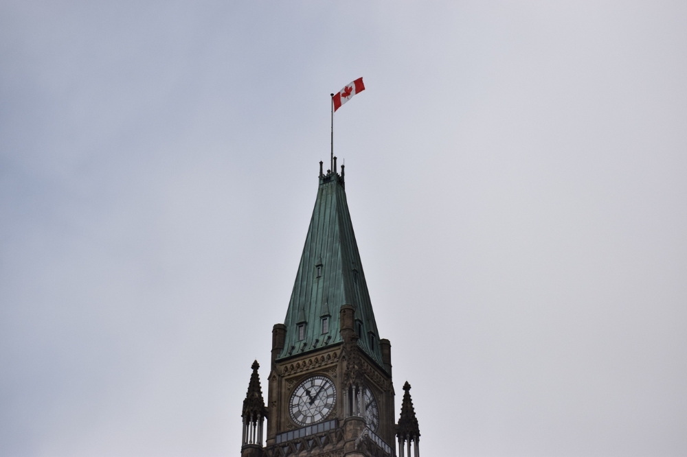 塔の頂点にあるカナダ国旗