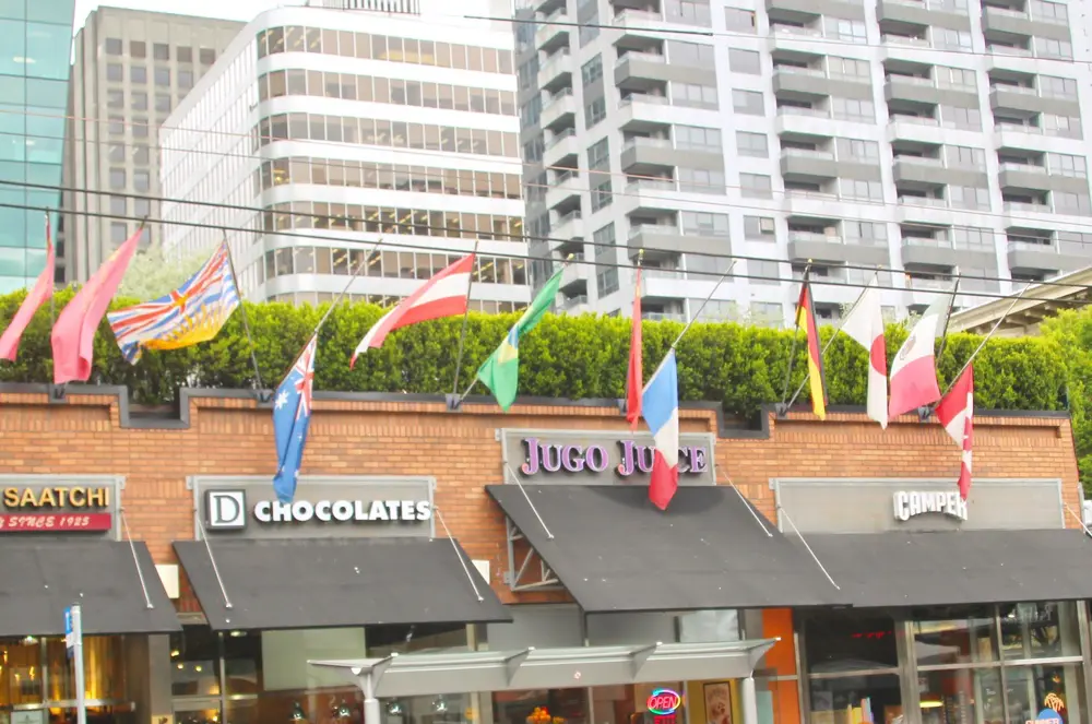 各国の国旗が掲げられる店頭